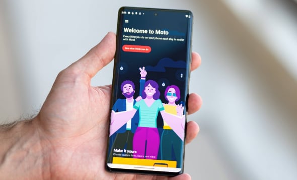Motorola расширила список устройств, которые получат Android 13